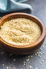 Dried sesame seeds in wooden bowl.