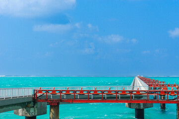 下地島　エメラルドグリーンの海とコバルトブルーの空