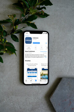 Mobile phone with Check24 App Store screen