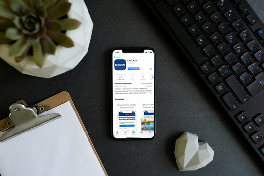 Mobile phone with Check24 App Store screen