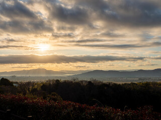 Fototapeta na wymiar 朝焼けと靄が広がる和歌山の風景
