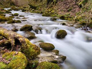 Bergfluss. Ruhige Landschaft mit Wasserfall inmitten eines Waldes. Mountain river, Tranquil scenery with waterfall in the middle of forest