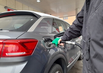 Fare rifornimento di carburante alla stazione di servizio per la propria automobile