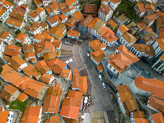 Cudillero in Asturien / Spanien aus der Luft - Drohnenaufnahme