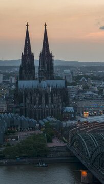 Zeitraffer Video im Hochformat vom tag zur nacht mit vielen sch&ouml;nen Lichtern vom K&ouml;lner Dom