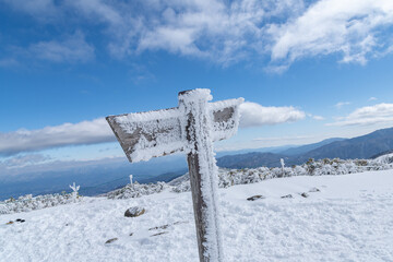 Fototapeta premium 冬の山岳風景 富士見台高原