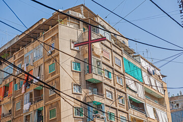 Aufgehängtes Kreuz in einer Strasse von Beirut, Libanon