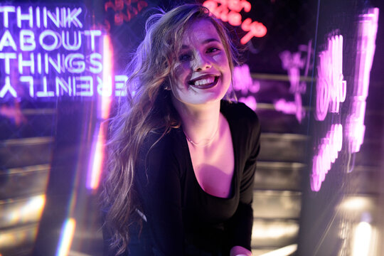 Sch&ouml;ne Erotische Frau im Schwarzem Kleid ausgehen Studio shooting in Berlin mit witz und gloria