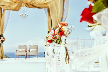 Una ceremonia de boda con una cortina de oro y un candelabro.