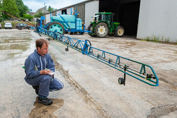 Contr&ocirc;le technique obligatoire des pulv&eacute;risateurs agricoles. Technicien effectuant diff&eacute;rents contr&ocirc;les