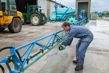 Contrôle technique obligatoire des pulvérisateurs agricoles. Technicien effectuant différents contrôles