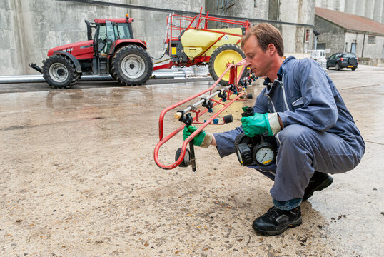 Contr&ocirc;le technique obligatoire des pulv&eacute;risateurs agricoles. Technicien effectuant diff&eacute;rents contr&ocirc;les