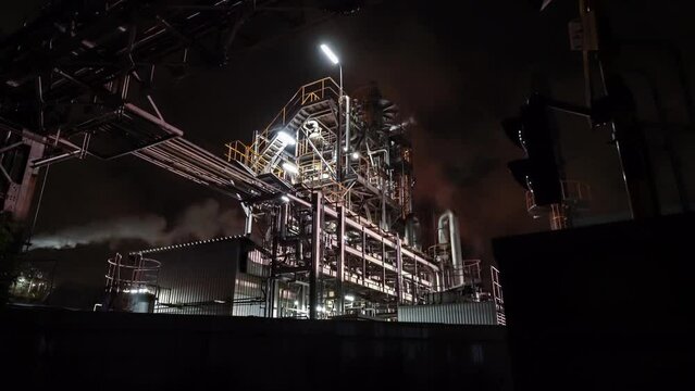 【神奈川県・川崎市】川崎の工場夜景　フレアスタック現象によって赤く染まる空　
Night view of the factory in Kawasaki city. Sky blazing by flare stack - Kanagawa, Japan