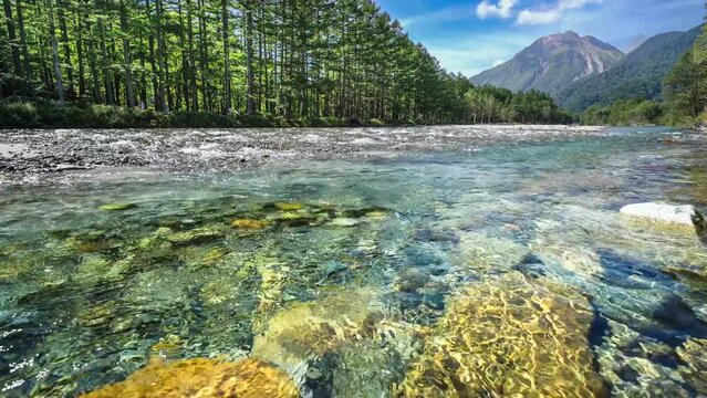 【長野県・松本市】上高地を流れる梓川と下流に聳え立つ焼岳　
The Azusa River flowing through Kamikōchi and Mt. Yakedake towering downstream - Nagano, Japan