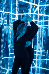 Schöne Erotische Frau im Schwarzem Kleid ausgehen Studio shooting in Berlin mit witz