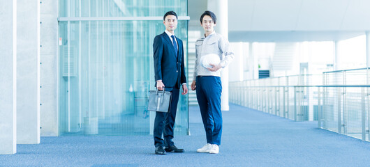 作業着を着た日本人男性二人