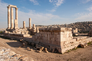 Obraz premium Jordan, Jordanian capital - Amman, Historical center. A dilapidated Citadel on one of the hills. The Temple of Hercules is the only surviving Roman structure. Built in 161 - 166 AD