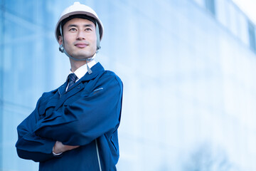 作業着を着た日本人男性