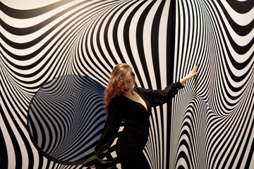 Schöne Erotische Frau im Schwarzem Kleid Studio in Berlin