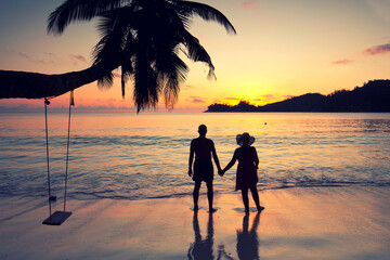 Paar am Strand unter der Palme