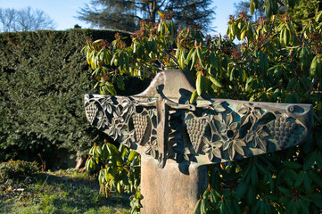 schöner Grabstein aus Eisen in Form eines großen Kreuzes  auf einem Friedhof in Ratingen