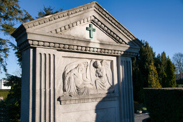 schöner alter Grabstein mit einem Bildnis  auf einem Friedhof in Ratingen