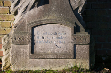 schöner Spruch auf einem Grabstein  auf einem Friedhof in Ratingen
