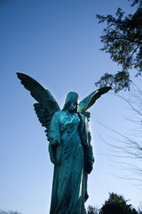 Großer Engel im Sonnenaufgang  auf einem Friedhof in Ratingen