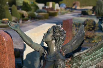 Schöner Engel blickt zum Himmel  auf einem Friedhof in Ratingen