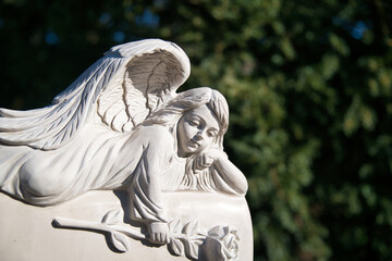 schöner liegender Engel  auf einem Friedhof in Düsseldorf