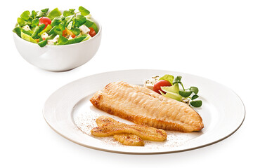Prato com peixe grelhado e banana frita acompanhado de tigela de salada verde em fundo transparente 