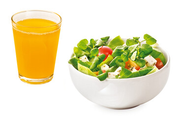 tigela com salada de folhas verdes acompanhado de suco de laranja natural