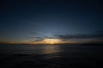 Obraz premium 日の出と海