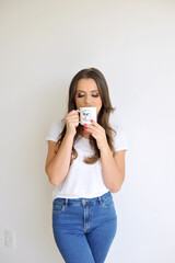 bela mulher em casa tomando café 