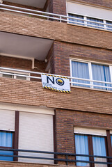 Pancarta de protesta por la construcción de macro vertederos, colgada en un balcón.