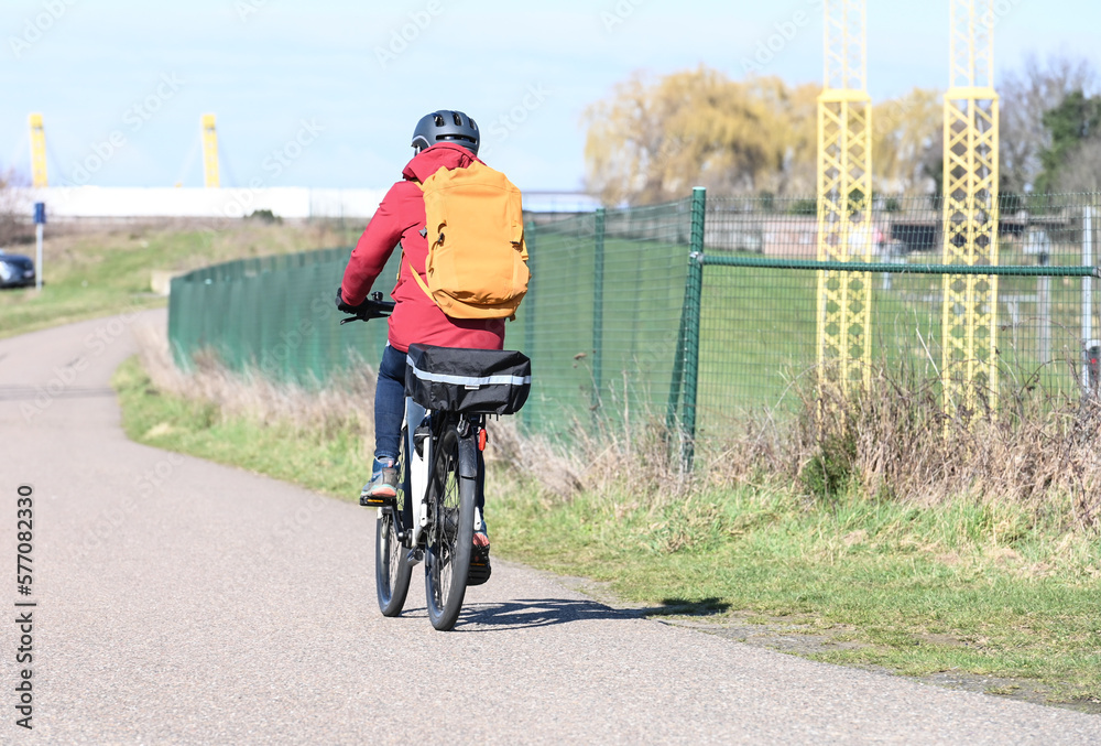 Canvas Prints sport cyclisme velo coureur sportif piste cyclable mobilité santé sac a dos