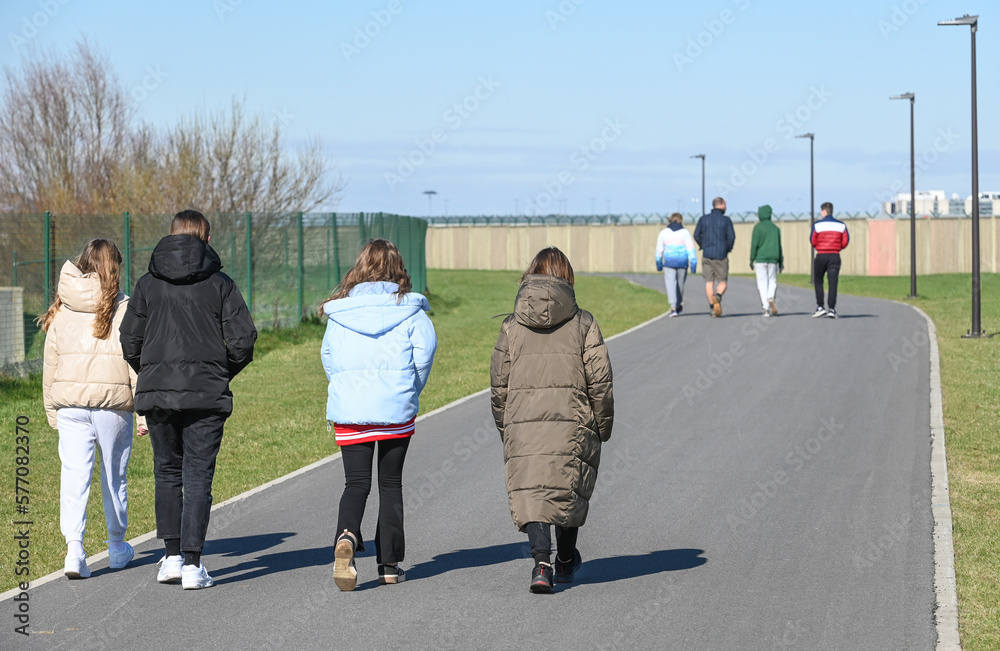 Canvas Prints famille jeune balade promenade chemin climat saison manteau groupe ami sentier enfants