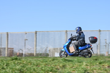 scooter moto mobilité vitesse route environnement casque secuirté