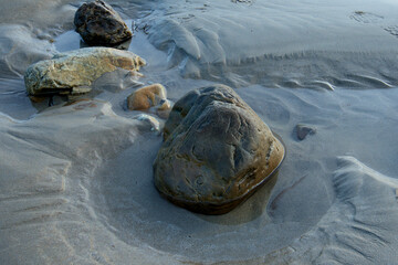 Steine am Strand in der Bretagne