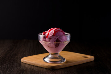 Sorvete Colegial em taça de vidro sabor morango com calda de morango