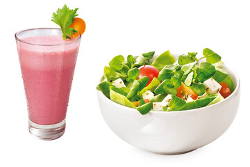 Tigela com salada de folhas verdes, tomate e queijo acompanhado de copo de suco detox