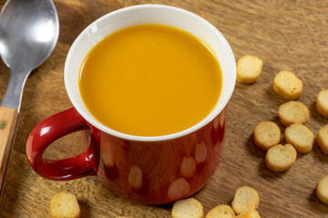bol de soupe aux légumes et croutons, en gros plan, sur une table