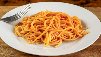 assiette de spaghetti à la sauce tomate en gros plan