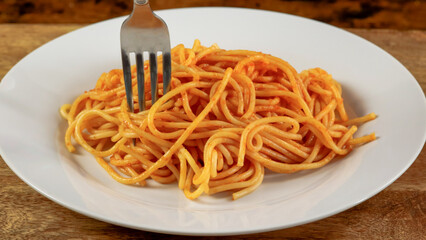 assiette de spaghetti à la sauce tomate en gros plan