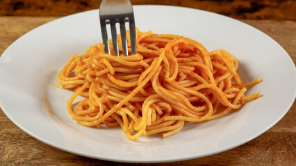 assiette de spaghetti à la sauce tomate en gros plan