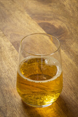 verre de soda, en gros plan, sur une table en bois