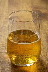 verre de soda, en gros plan, sur une table en bois