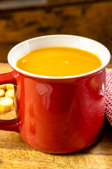 bol de soupe aux légumes et croutons, en gros plan, sur une table