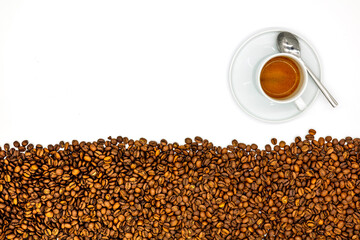 Fototapeta premium Kawa espresso i ziarna kawy na białym tle. Widok z góry 