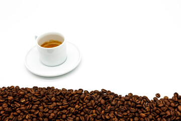 Obraz premium Kawa espresso i ziarna kawy na białym tle. Widok z góry 